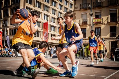 Baloncesto callejero en pleno centro de Soria
