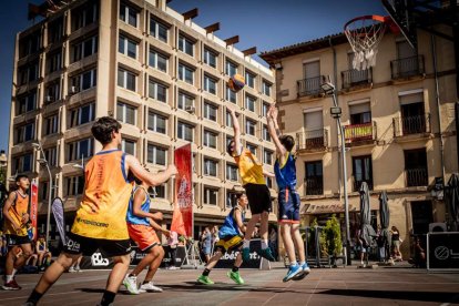 Baloncesto callejero en pleno centro de Soria