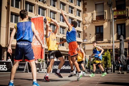 Baloncesto callejero en pleno centro de Soria