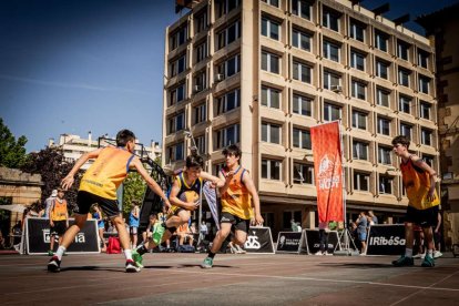 Baloncesto callejero en pleno centro de Soria