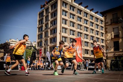 Baloncesto callejero en pleno centro de Soria