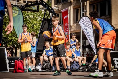 Baloncesto callejero en pleno centro de Soria