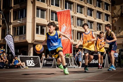 Baloncesto callejero en pleno centro de Soria