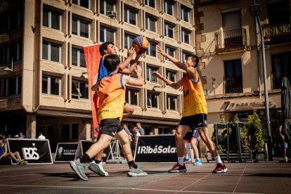 Baloncesto callejero en pleno centro de Soria