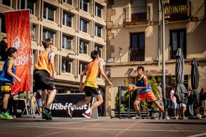Baloncesto callejero en pleno centro de Soria