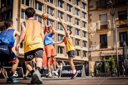Baloncesto callejero en pleno centro de Soria