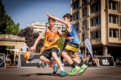 Baloncesto callejero en pleno centro de Soria