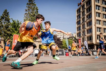 Baloncesto callejero en pleno centro de Soria