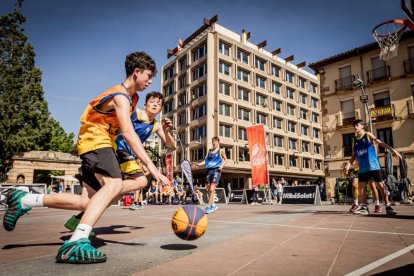 Baloncesto callejero en pleno centro de Soria