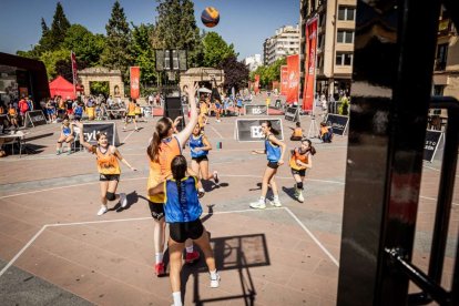 Baloncesto callejero en pleno centro de Soria
