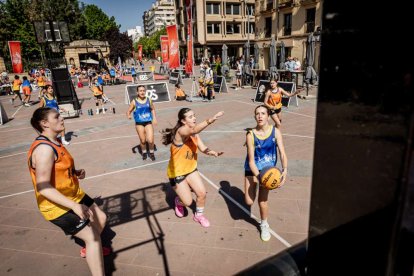 Baloncesto callejero en pleno centro de Soria