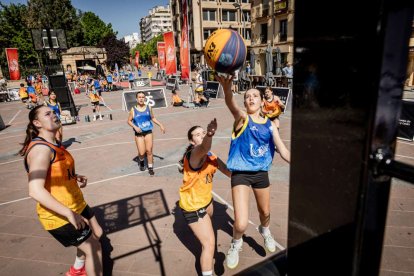 Baloncesto callejero en pleno centro de Soria
