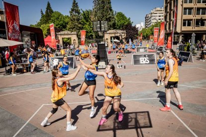 Baloncesto callejero en pleno centro de Soria