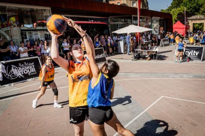 Baloncesto callejero en pleno centro de Soria