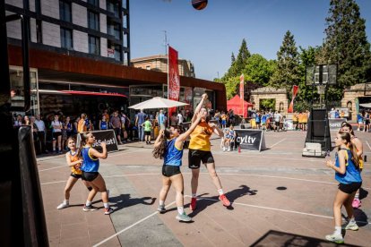 Baloncesto callejero en pleno centro de Soria
