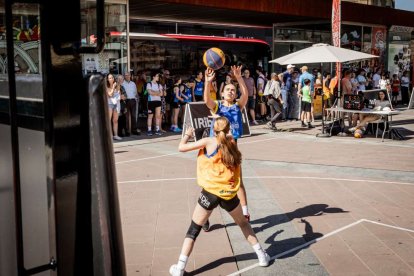 Baloncesto callejero en pleno centro de Soria