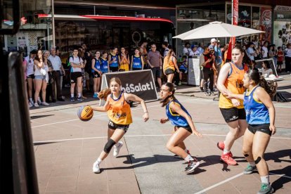 Baloncesto callejero en pleno centro de Soria