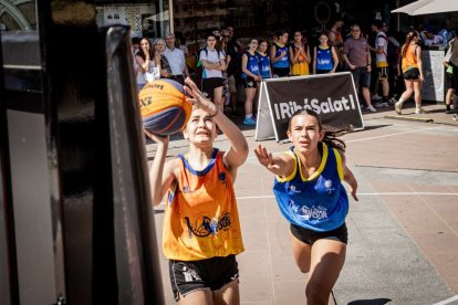 Baloncesto callejero en pleno centro de Soria