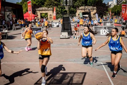 Baloncesto callejero en pleno centro de Soria