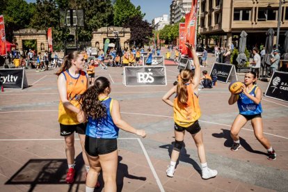 Baloncesto callejero en pleno centro de Soria