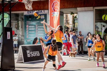 Baloncesto callejero en pleno centro de Soria