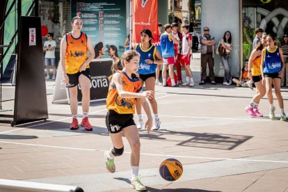 Baloncesto callejero en pleno centro de Soria