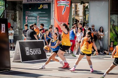 Baloncesto callejero en pleno centro de Soria
