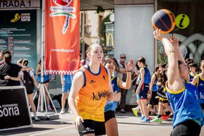Baloncesto callejero en pleno centro de Soria