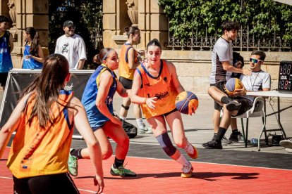 Baloncesto callejero en pleno centro de Soria