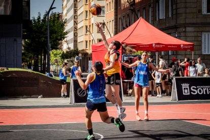 Baloncesto callejero en pleno centro de Soria