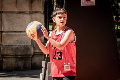 Baloncesto callejero en pleno centro de Soria