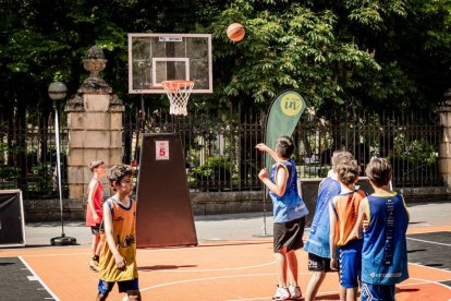 Baloncesto callejero en pleno centro de Soria