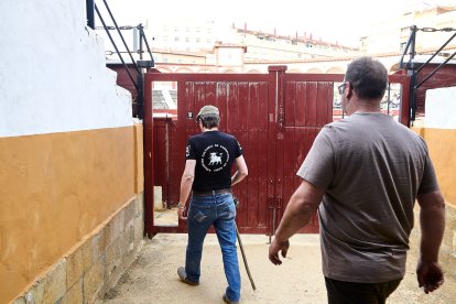 Puntualidad y trece toros en el coso de San Benito.
