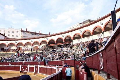 Puntualidad y trece toros en el coso de San Benito.
