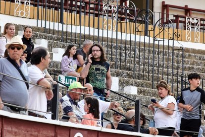 Puntualidad y trece toros en el coso de San Benito.