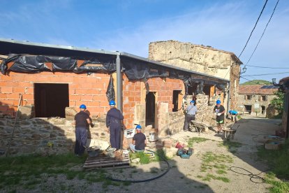 La Asociación de Amigos reconstruye un edificio, poniendo lana como aislante natural.