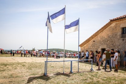 Fieles y pendones de más de 30 pueblos sorianos se reúnen en la ermita de Inodejo.