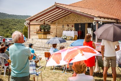 Fieles y pendones de más de 30 pueblos sorianos se reúnen en la ermita de Inodejo.