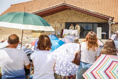 Fieles y pendones de más de 30 pueblos sorianos se reúnen en la ermita de Inodejo.