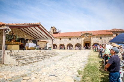 Fieles y pendones de más de 30 pueblos sorianos se reúnen en la ermita de Inodejo.