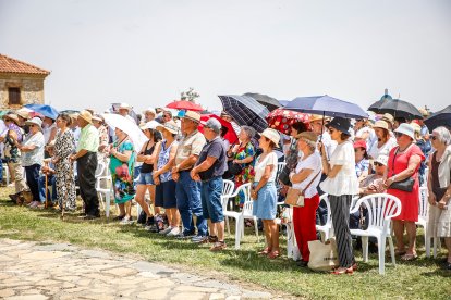 Fieles y pendones de más de 30 pueblos sorianos se reúnen en la ermita de Inodejo.