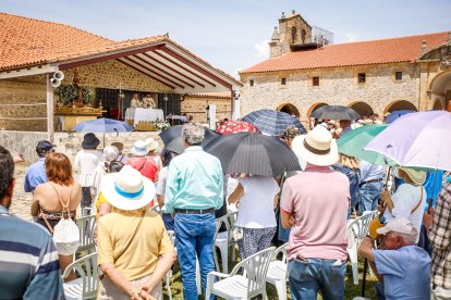 Fieles y pendones de más de 30 pueblos sorianos se reúnen en la ermita de Inodejo.