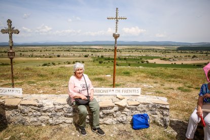 Fieles y pendones de más de 30 pueblos sorianos se reúnen en la ermita de Inodejo.