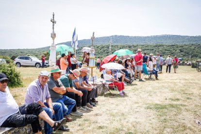 Fieles y pendones de más de 30 pueblos sorianos se reúnen en la ermita de Inodejo.