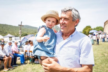 Fieles y pendones de más de 30 pueblos sorianos se reúnen en la ermita de Inodejo.