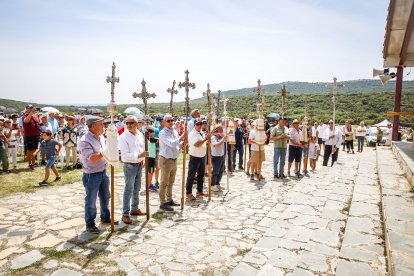 Fieles y pendones de más de 30 pueblos sorianos se reúnen en la ermita de Inodejo.