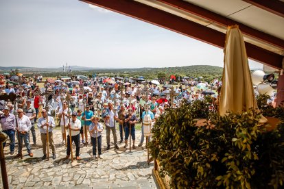 Fieles y pendones de más de 30 pueblos sorianos se reúnen en la ermita de Inodejo.