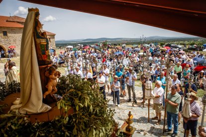 Fieles y pendones de más de 30 pueblos sorianos se reúnen en la ermita de Inodejo.