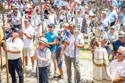 Fieles y pendones de más de 30 pueblos sorianos se reúnen en la ermita de Inodejo.
