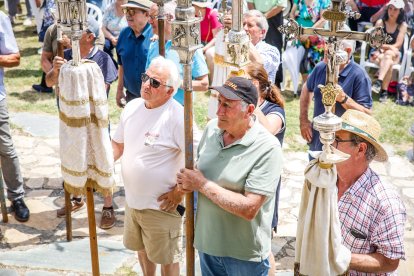 Fieles y pendones de más de 30 pueblos sorianos se reúnen en la ermita de Inodejo.